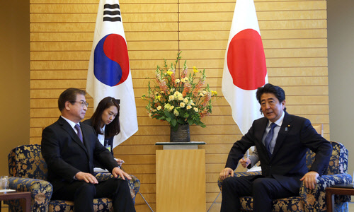 13일 서훈 국정원장이 일본 도쿄 총리 공관에서 아베 신조 총리에게 남북·북미 정상회담 추진상황을 설명하고 있다. 연합뉴스